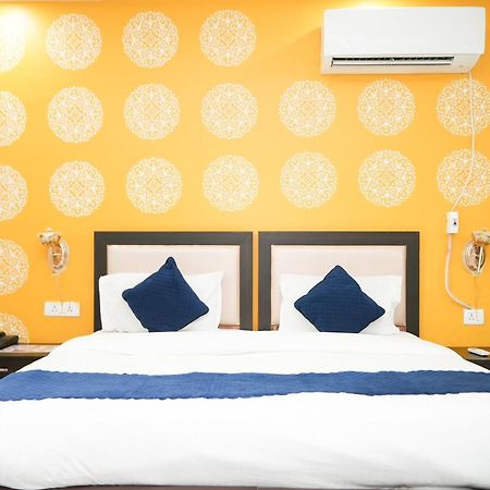 Отель Tanvi Premium Residency Near Artemis Hospital, Gurugram Гургаон Экстерьер фото