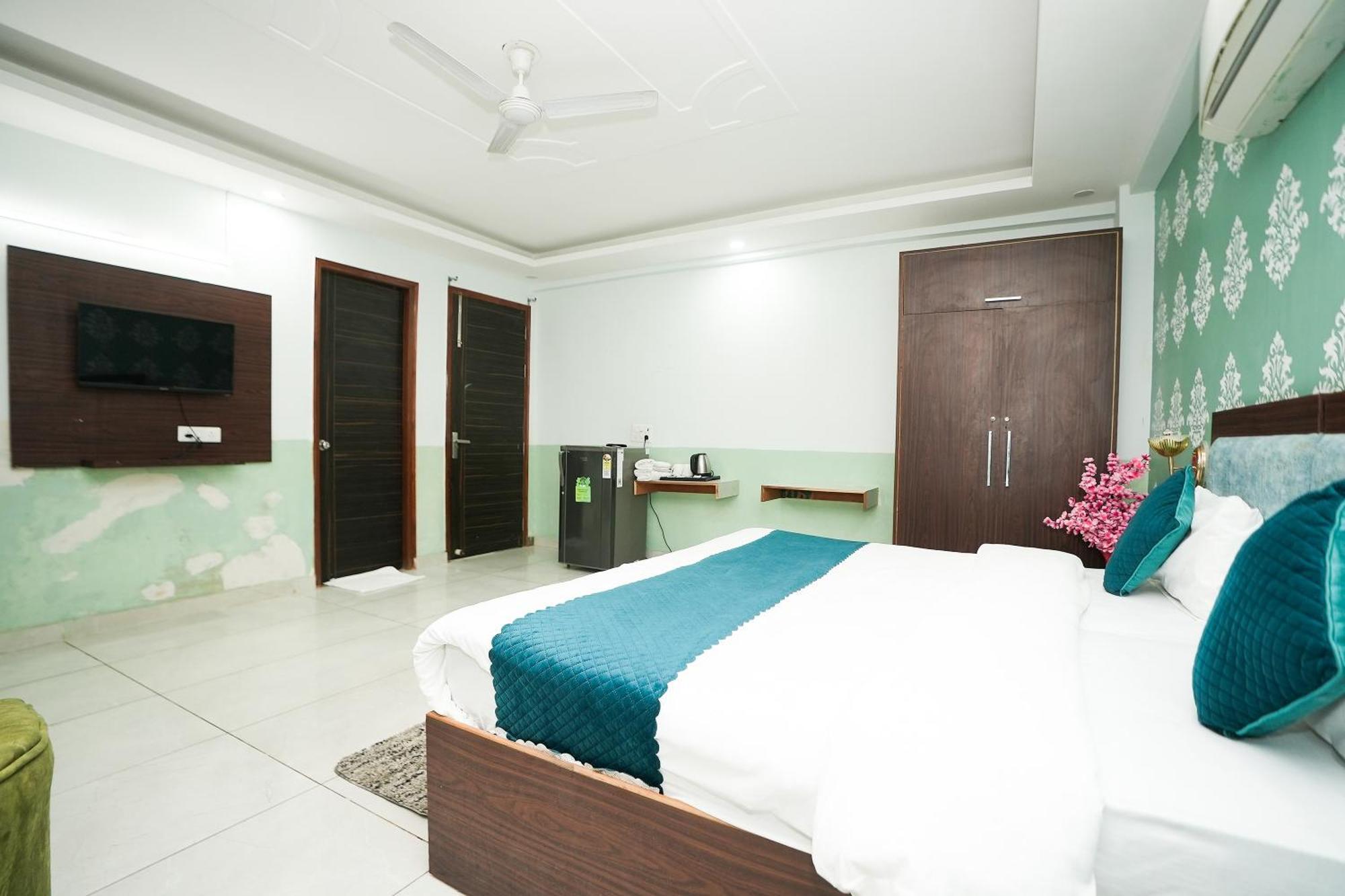 Отель Tanvi Premium Residency Near Artemis Hospital, Gurugram Гургаон Экстерьер фото