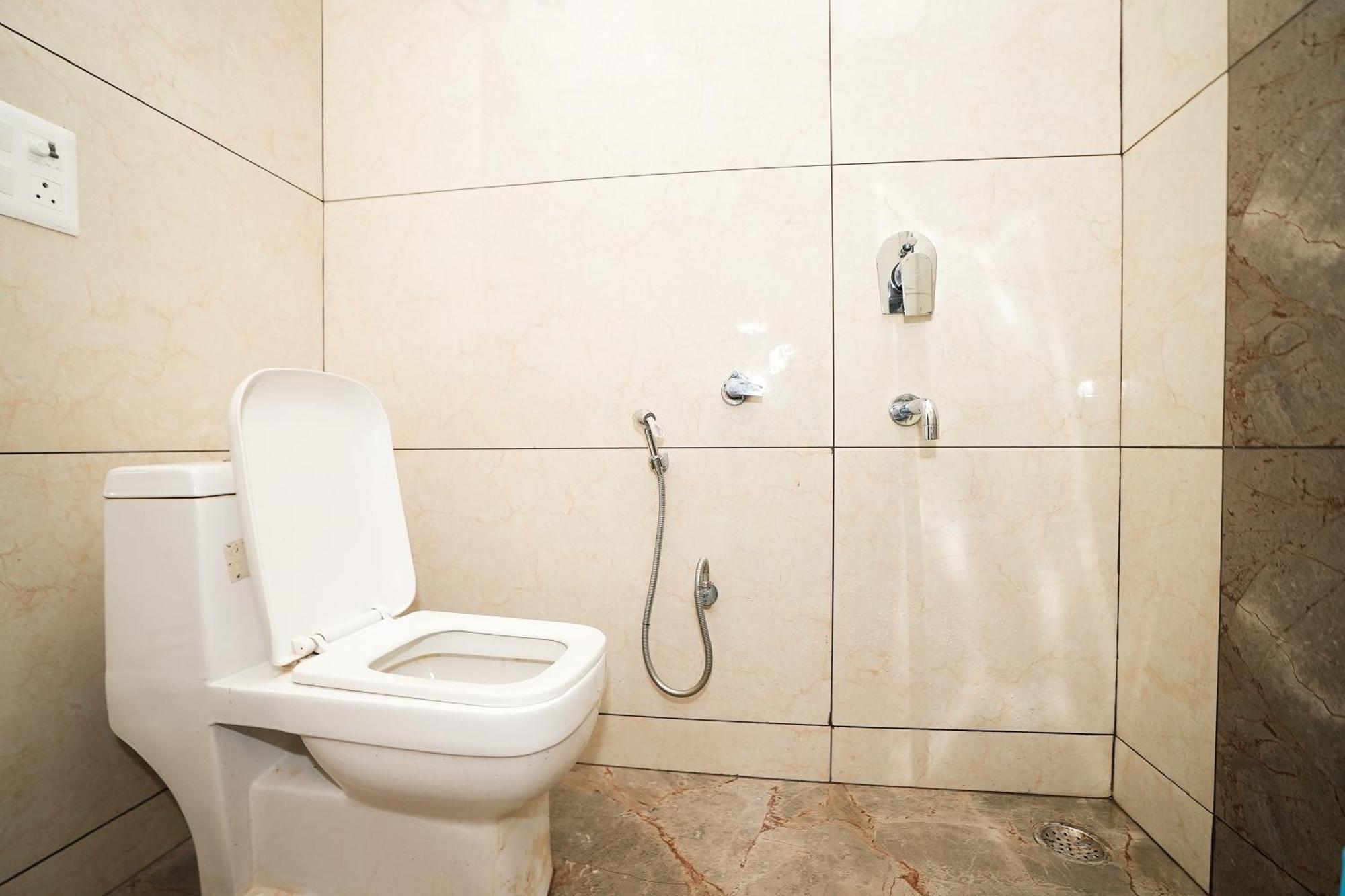 Отель Tanvi Premium Residency Near Artemis Hospital, Gurugram Гургаон Экстерьер фото