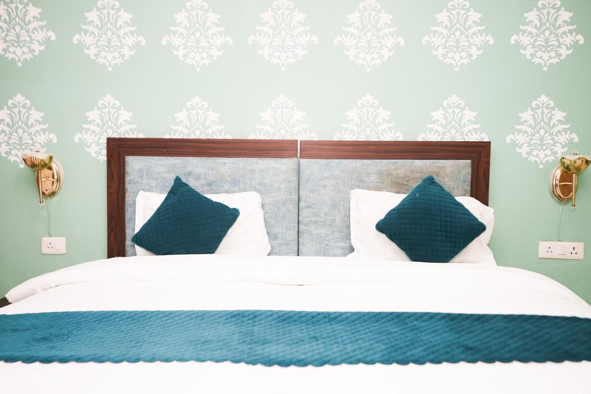 Отель Tanvi Premium Residency Near Artemis Hospital, Gurugram Гургаон Экстерьер фото