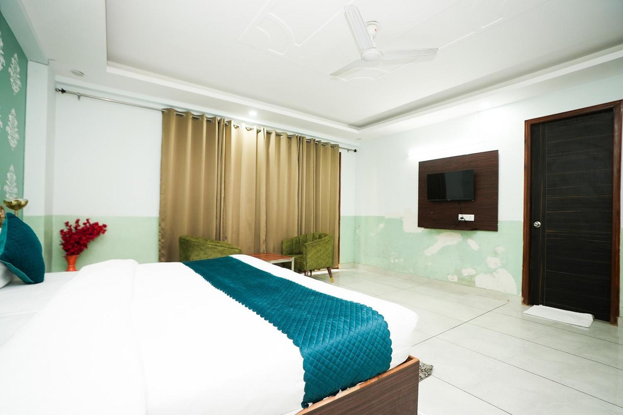 Отель Tanvi Premium Residency Near Artemis Hospital, Gurugram Гургаон Экстерьер фото