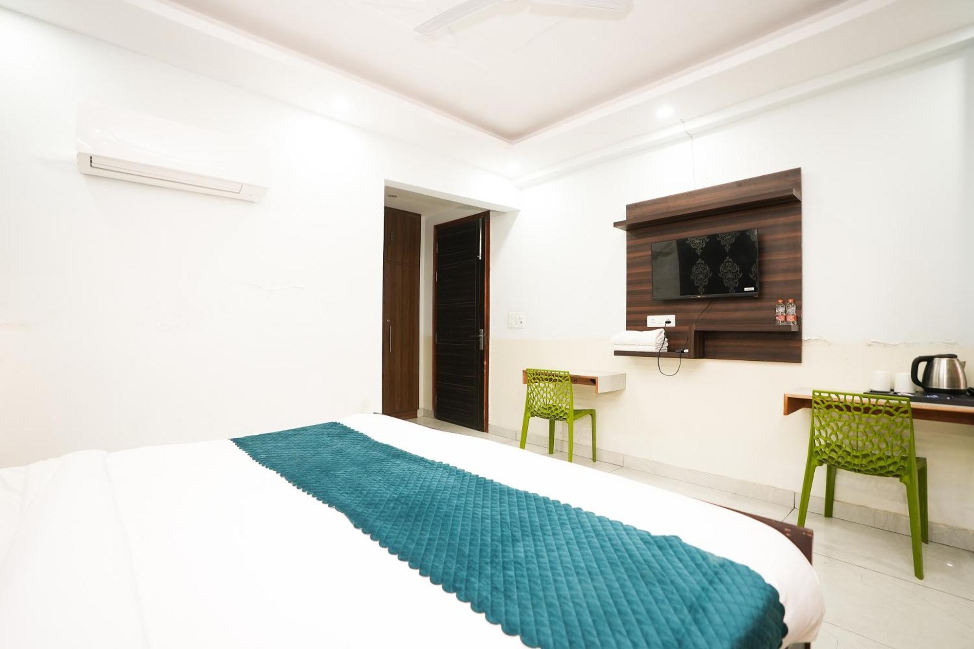 Отель Tanvi Premium Residency Near Artemis Hospital, Gurugram Гургаон Экстерьер фото