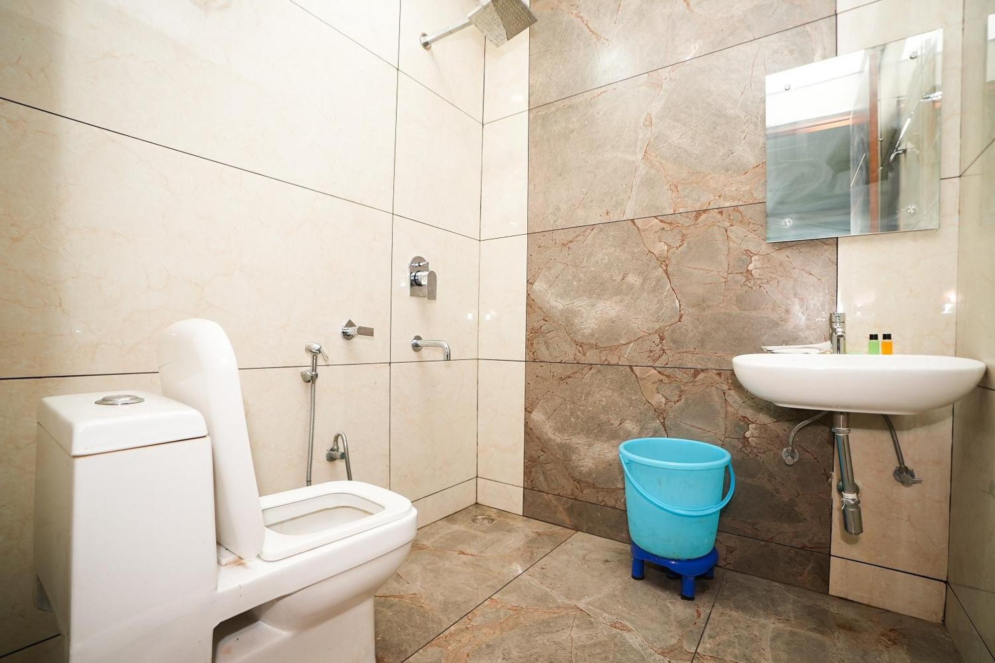 Отель Tanvi Premium Residency Near Artemis Hospital, Gurugram Гургаон Экстерьер фото