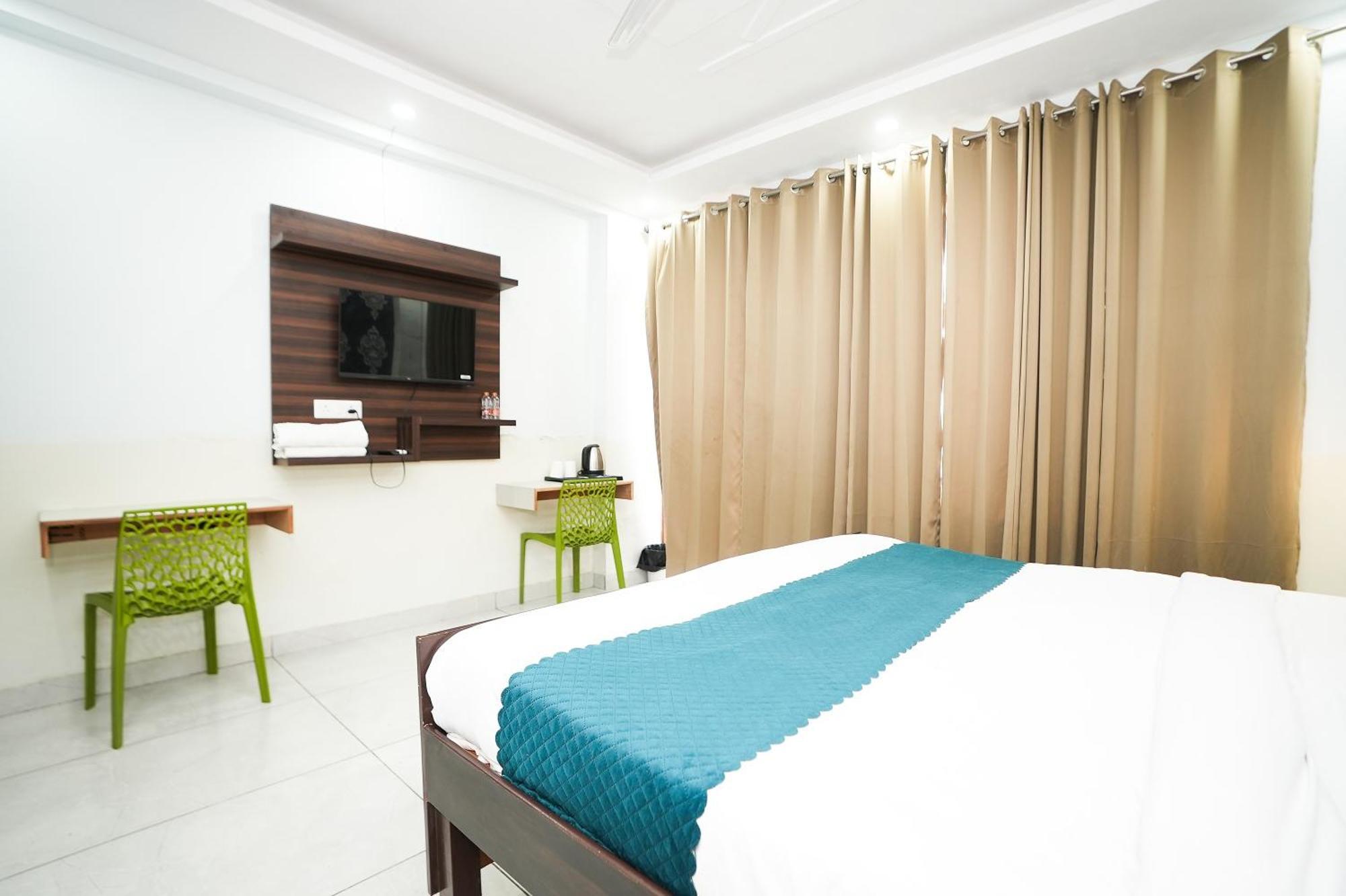 Отель Tanvi Premium Residency Near Artemis Hospital, Gurugram Гургаон Экстерьер фото