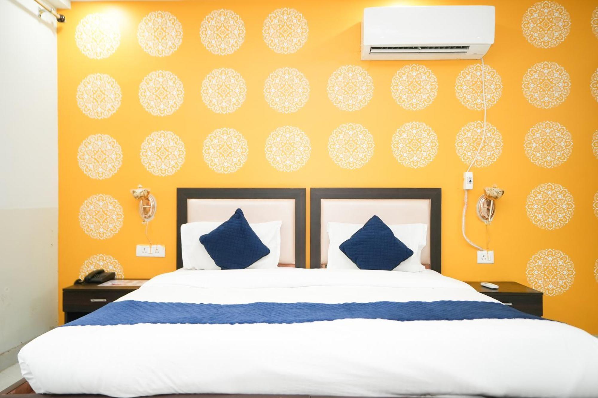 Отель Tanvi Premium Residency Near Artemis Hospital, Gurugram Гургаон Экстерьер фото