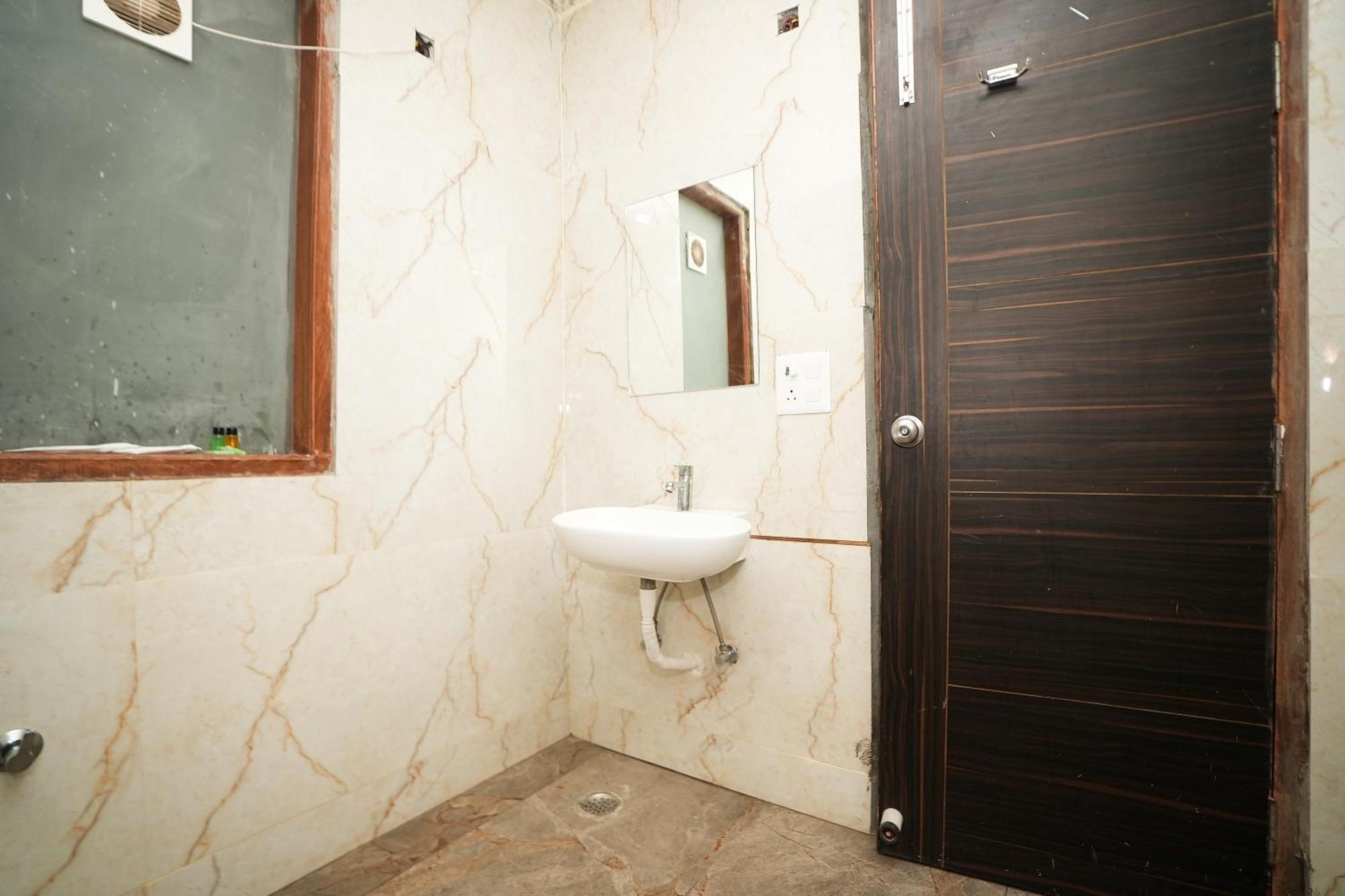 Отель Tanvi Premium Residency Near Artemis Hospital, Gurugram Гургаон Экстерьер фото