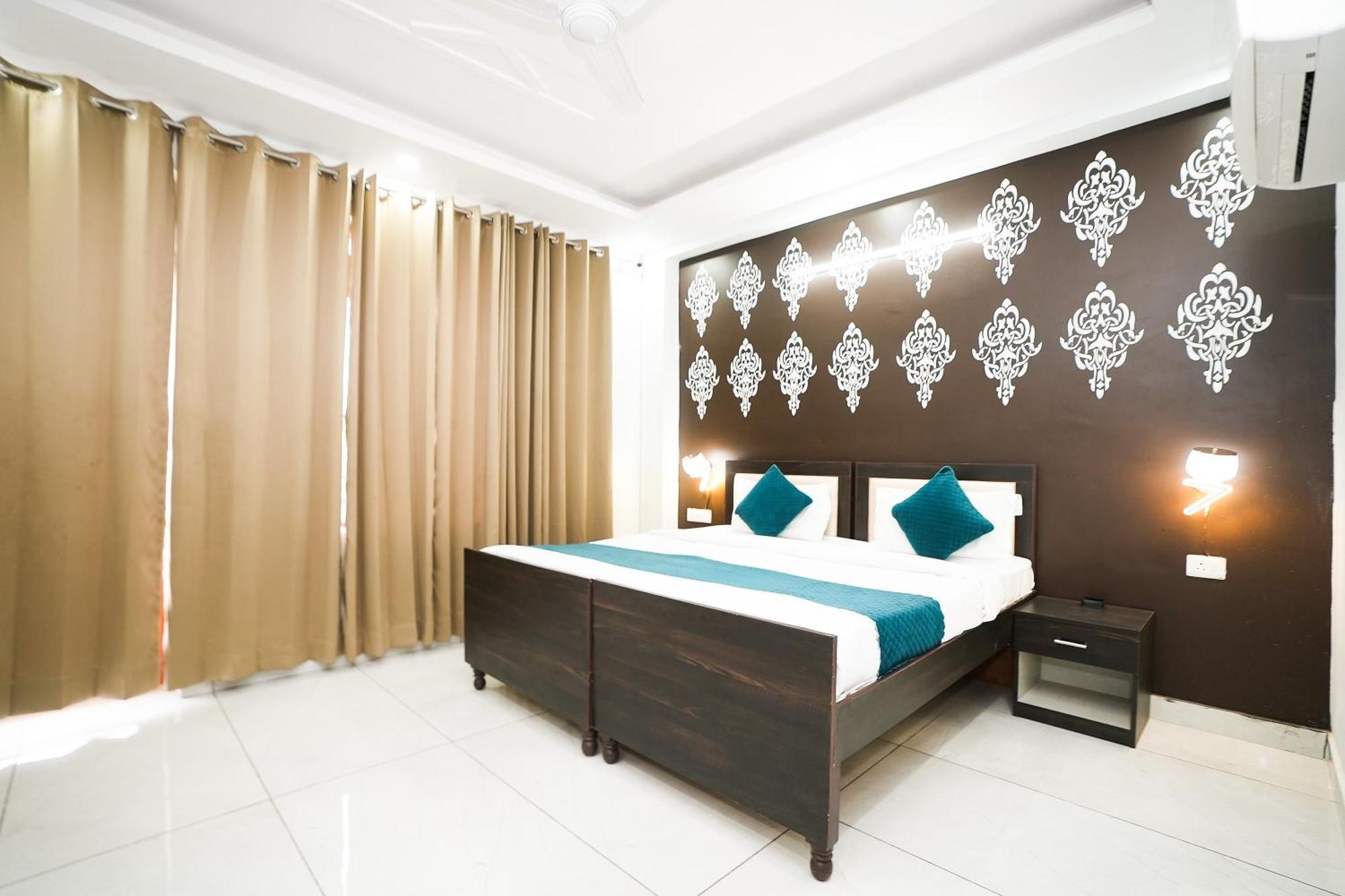 Отель Tanvi Premium Residency Near Artemis Hospital, Gurugram Гургаон Экстерьер фото