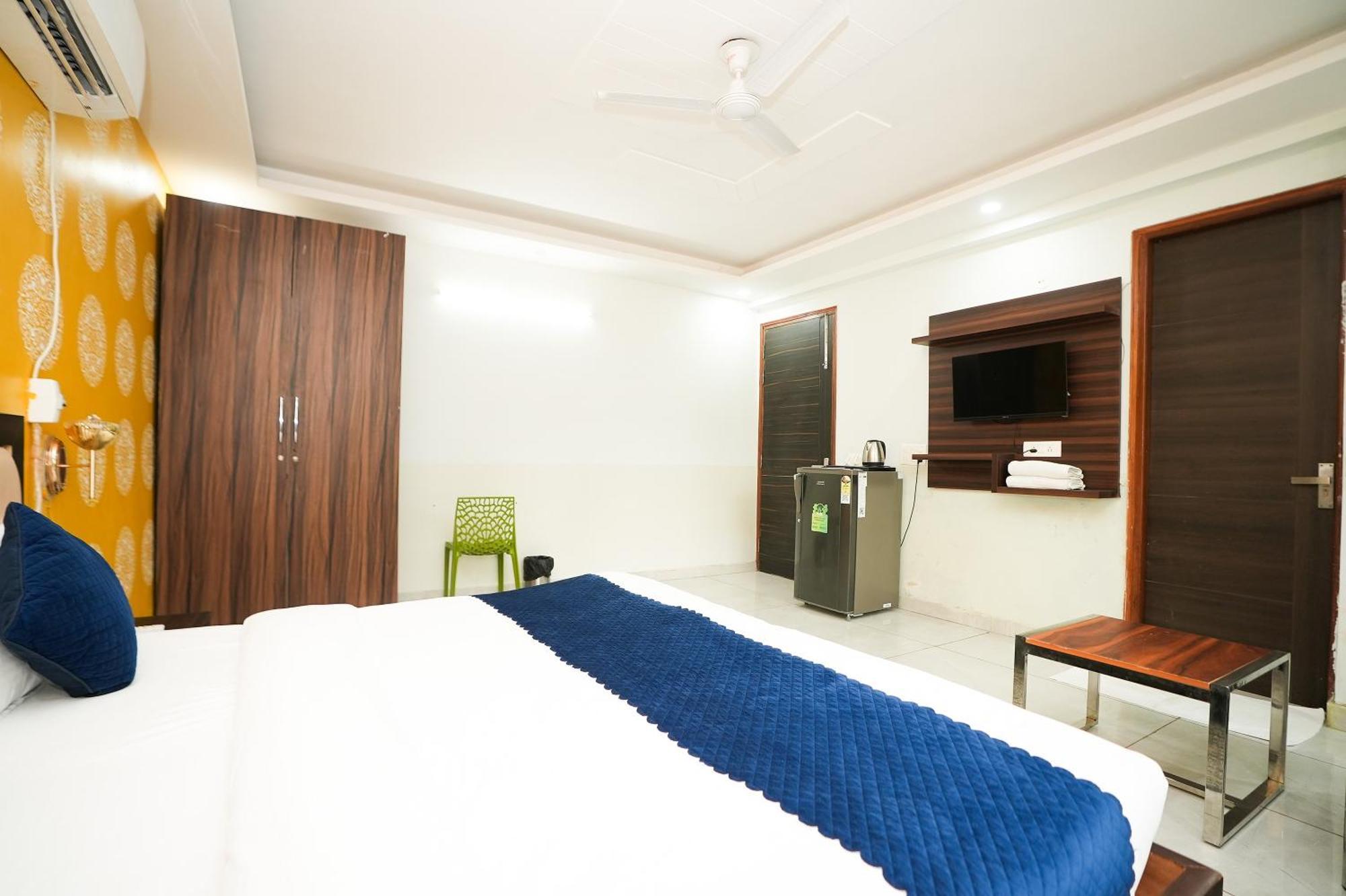Отель Tanvi Premium Residency Near Artemis Hospital, Gurugram Гургаон Экстерьер фото