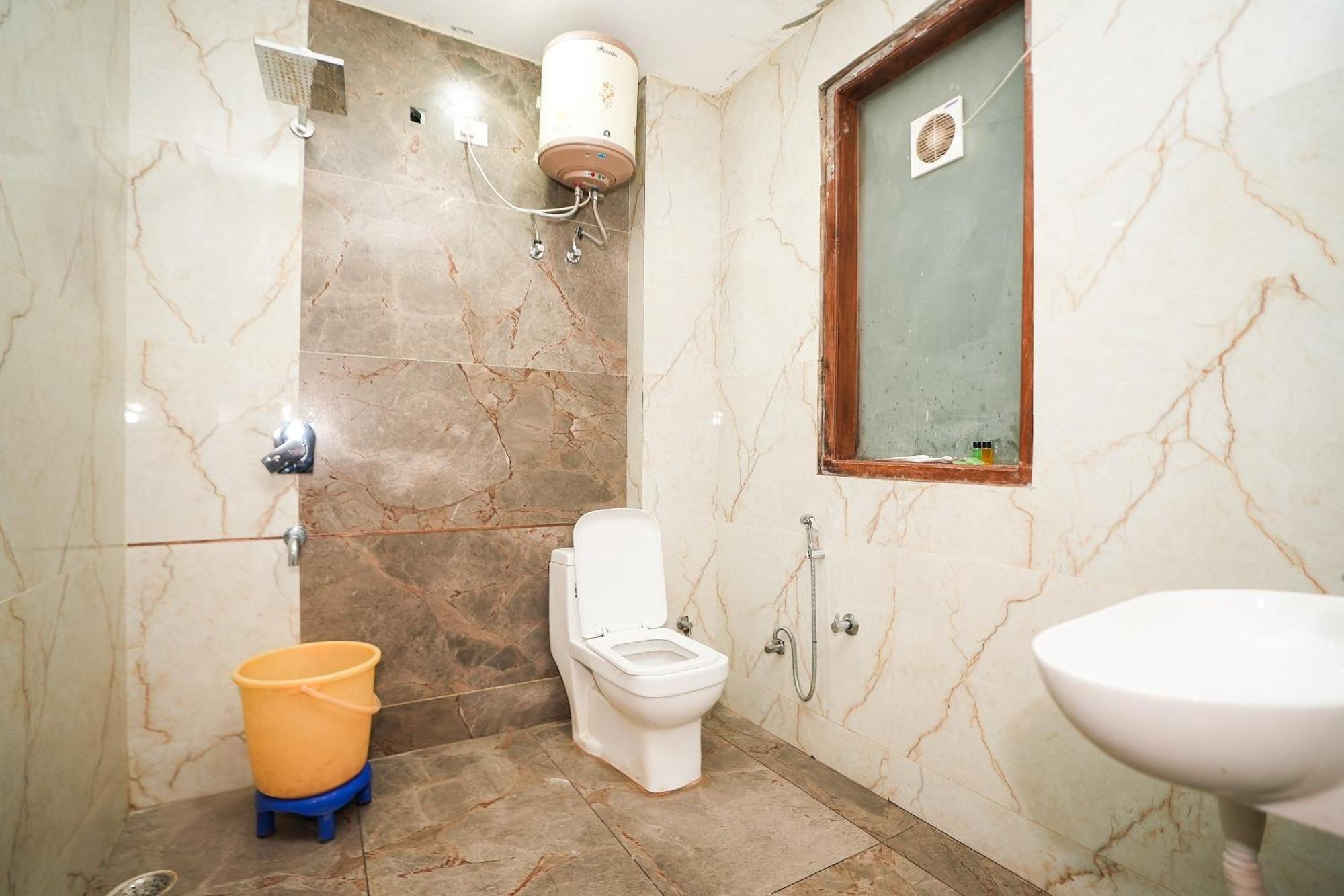 Отель Tanvi Premium Residency Near Artemis Hospital, Gurugram Гургаон Экстерьер фото