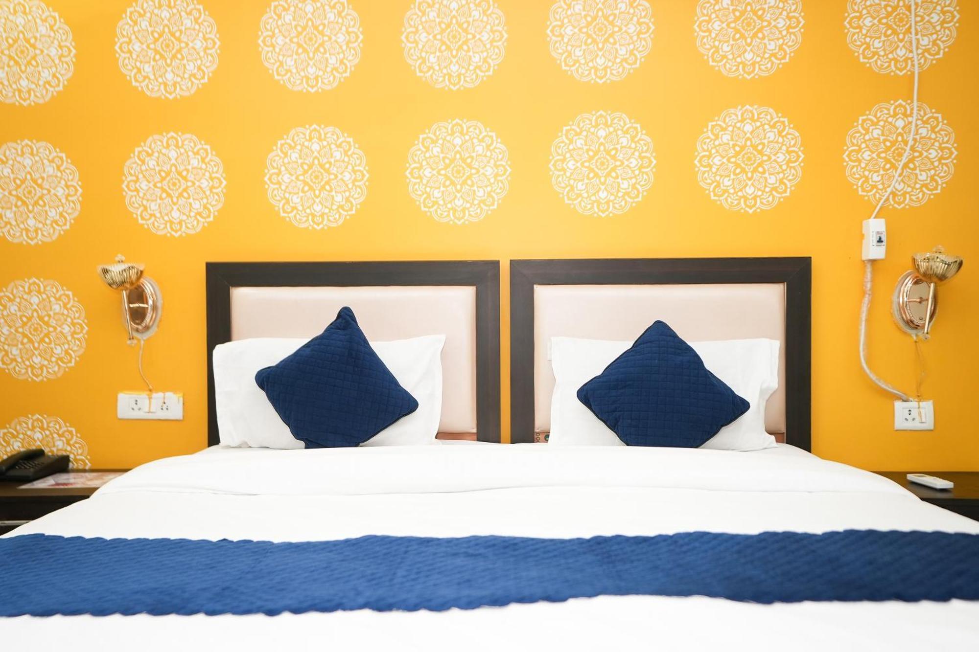Отель Tanvi Premium Residency Near Artemis Hospital, Gurugram Гургаон Экстерьер фото