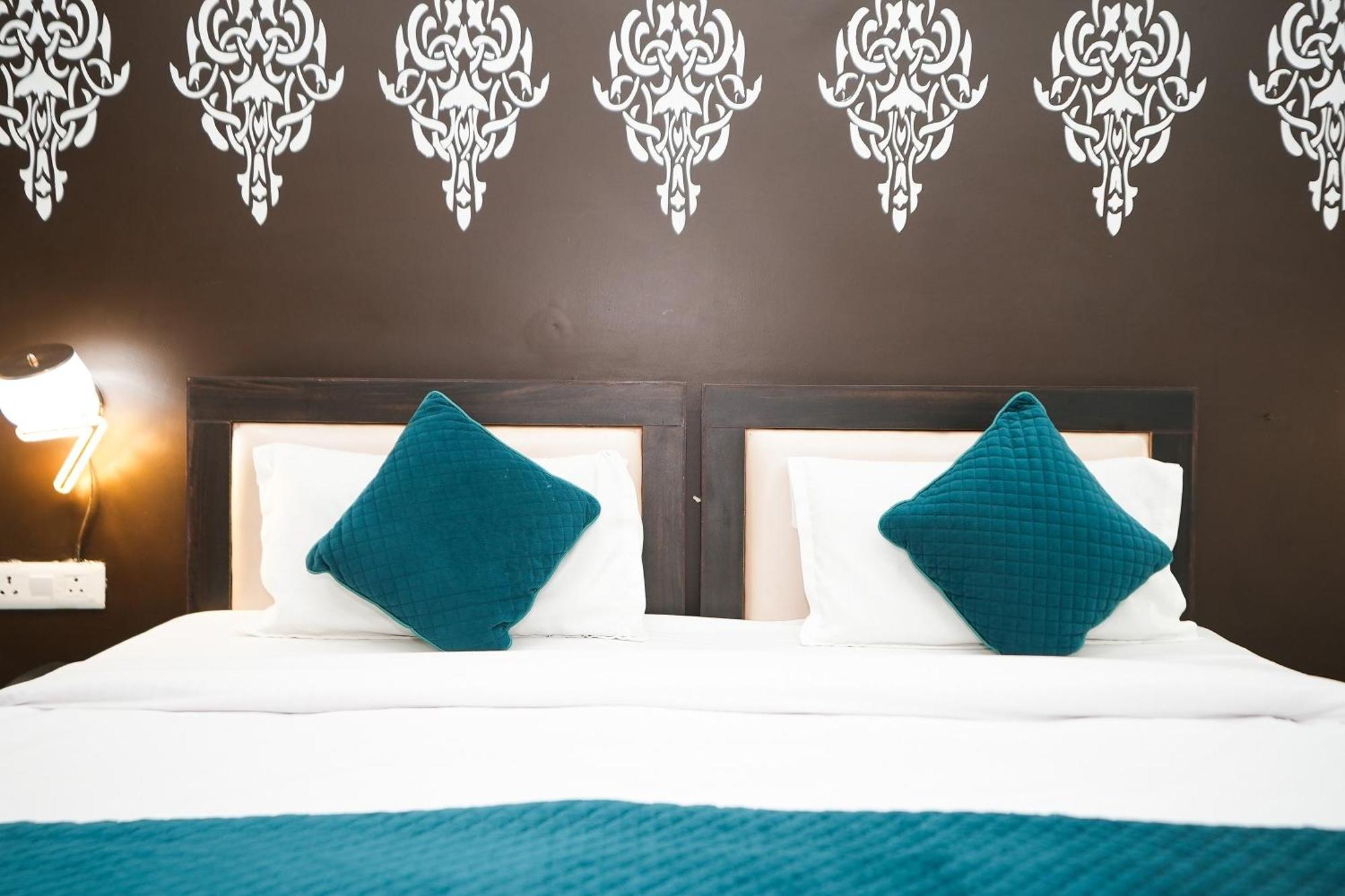 Отель Tanvi Premium Residency Near Artemis Hospital, Gurugram Гургаон Экстерьер фото