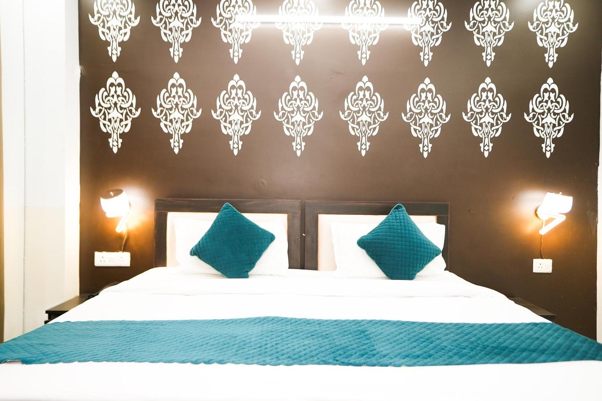 Отель Tanvi Premium Residency Near Artemis Hospital, Gurugram Гургаон Экстерьер фото