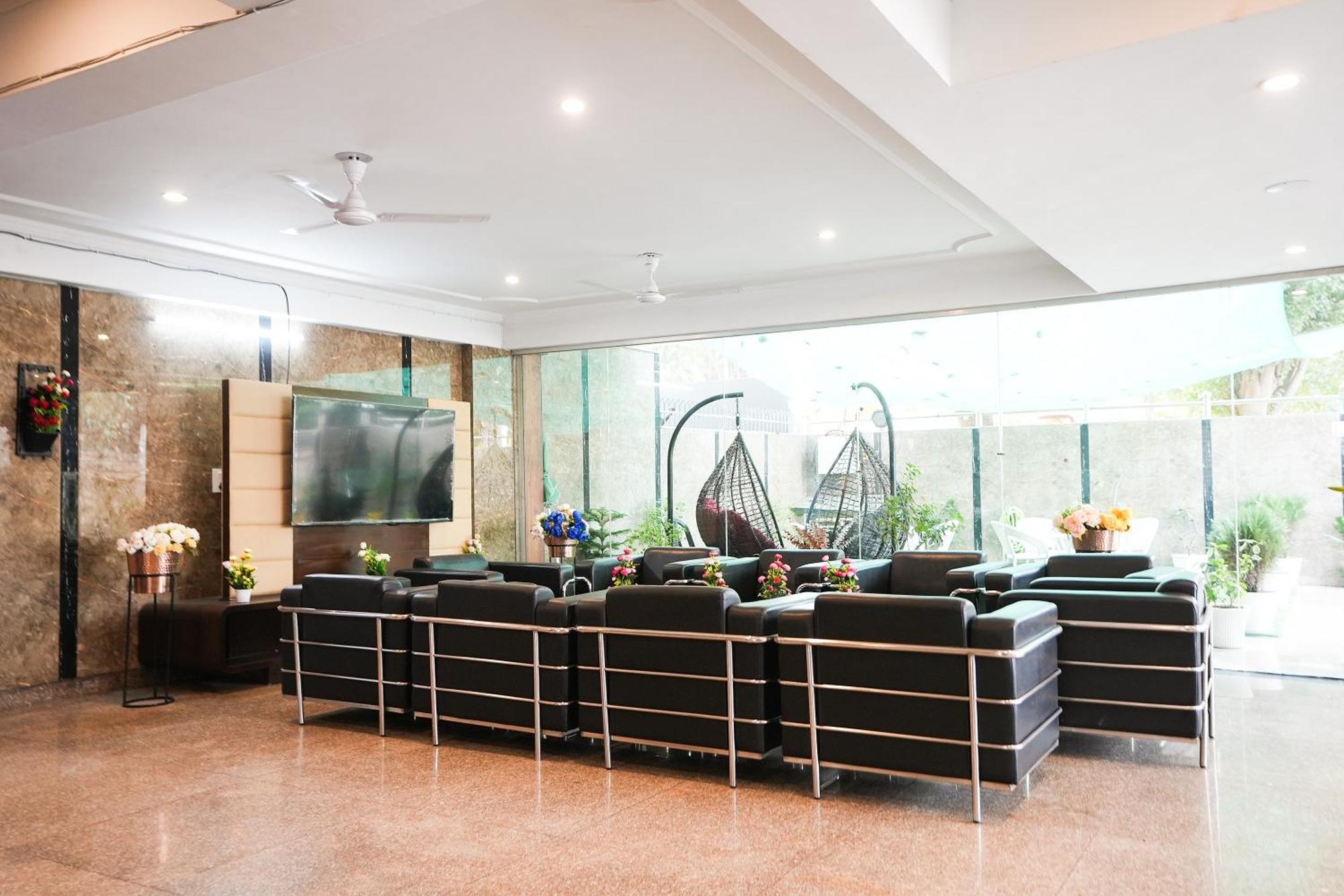 Отель Tanvi Premium Residency Near Artemis Hospital, Gurugram Гургаон Экстерьер фото