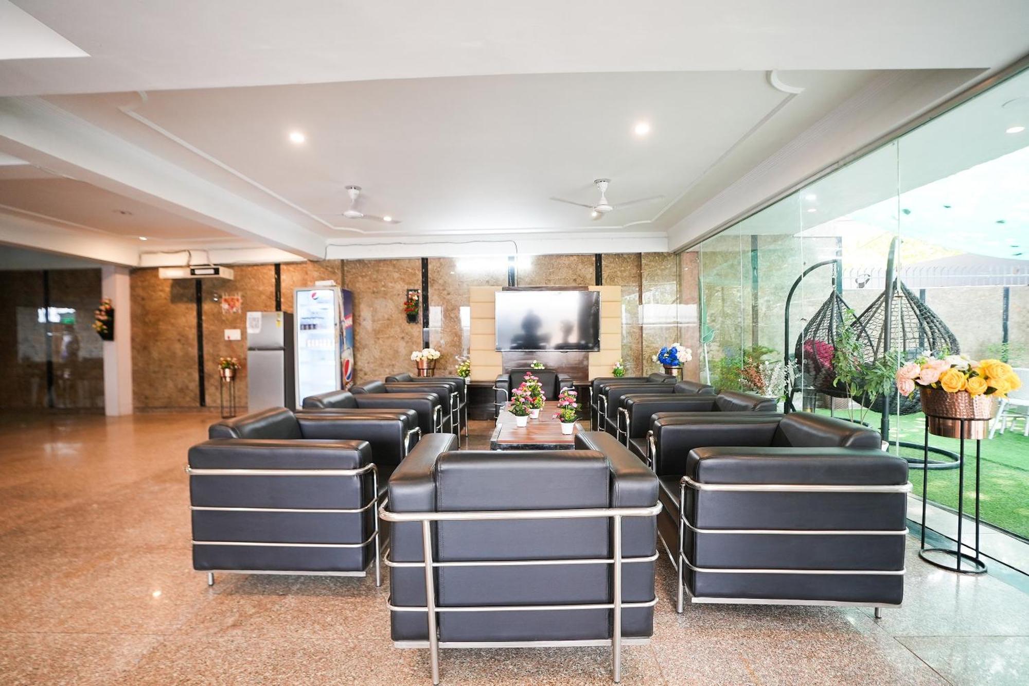 Отель Tanvi Premium Residency Near Artemis Hospital, Gurugram Гургаон Экстерьер фото