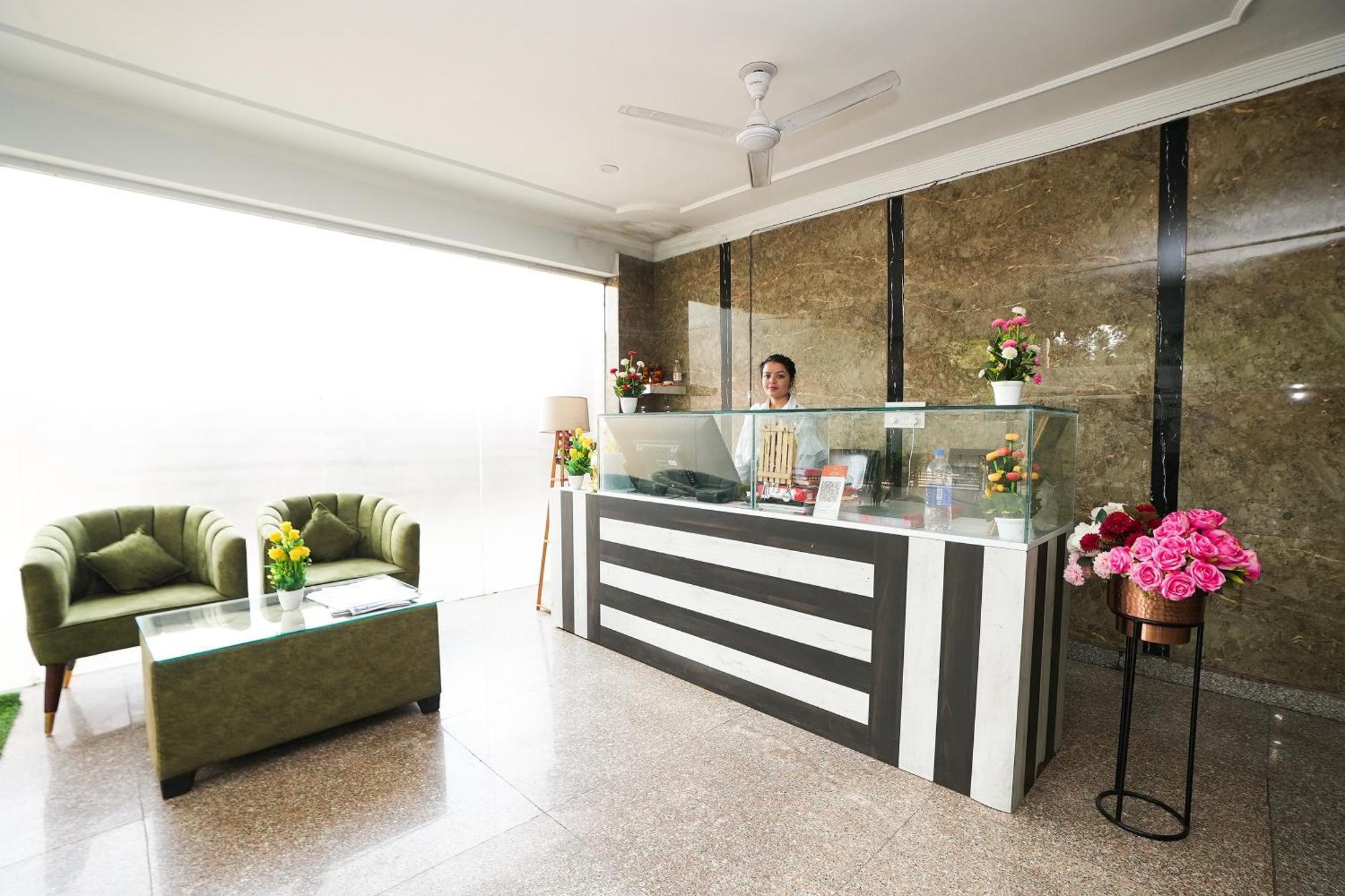 Отель Tanvi Premium Residency Near Artemis Hospital, Gurugram Гургаон Экстерьер фото