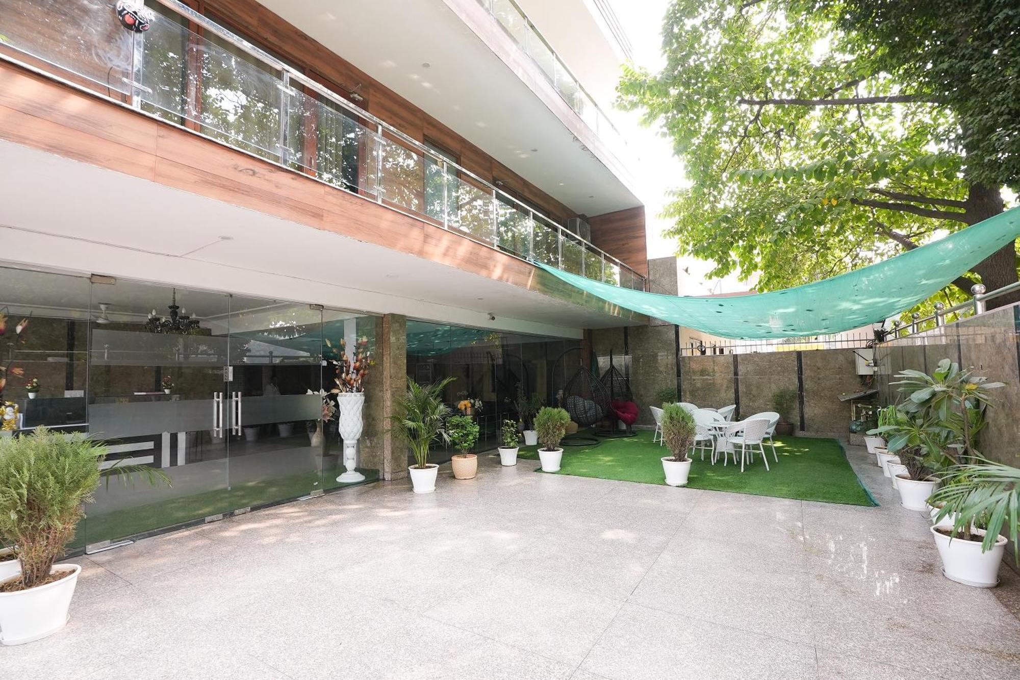 Отель Tanvi Premium Residency Near Artemis Hospital, Gurugram Гургаон Экстерьер фото