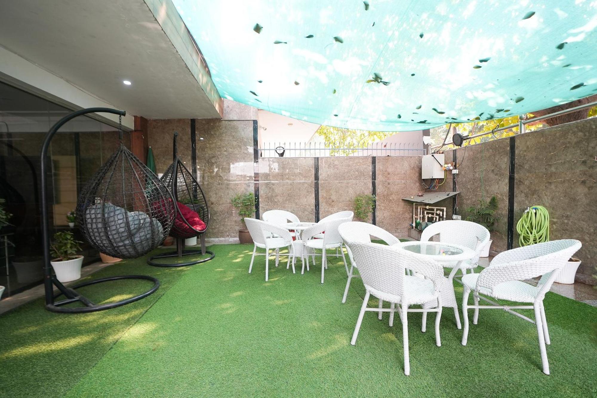 Отель Tanvi Premium Residency Near Artemis Hospital, Gurugram Гургаон Экстерьер фото