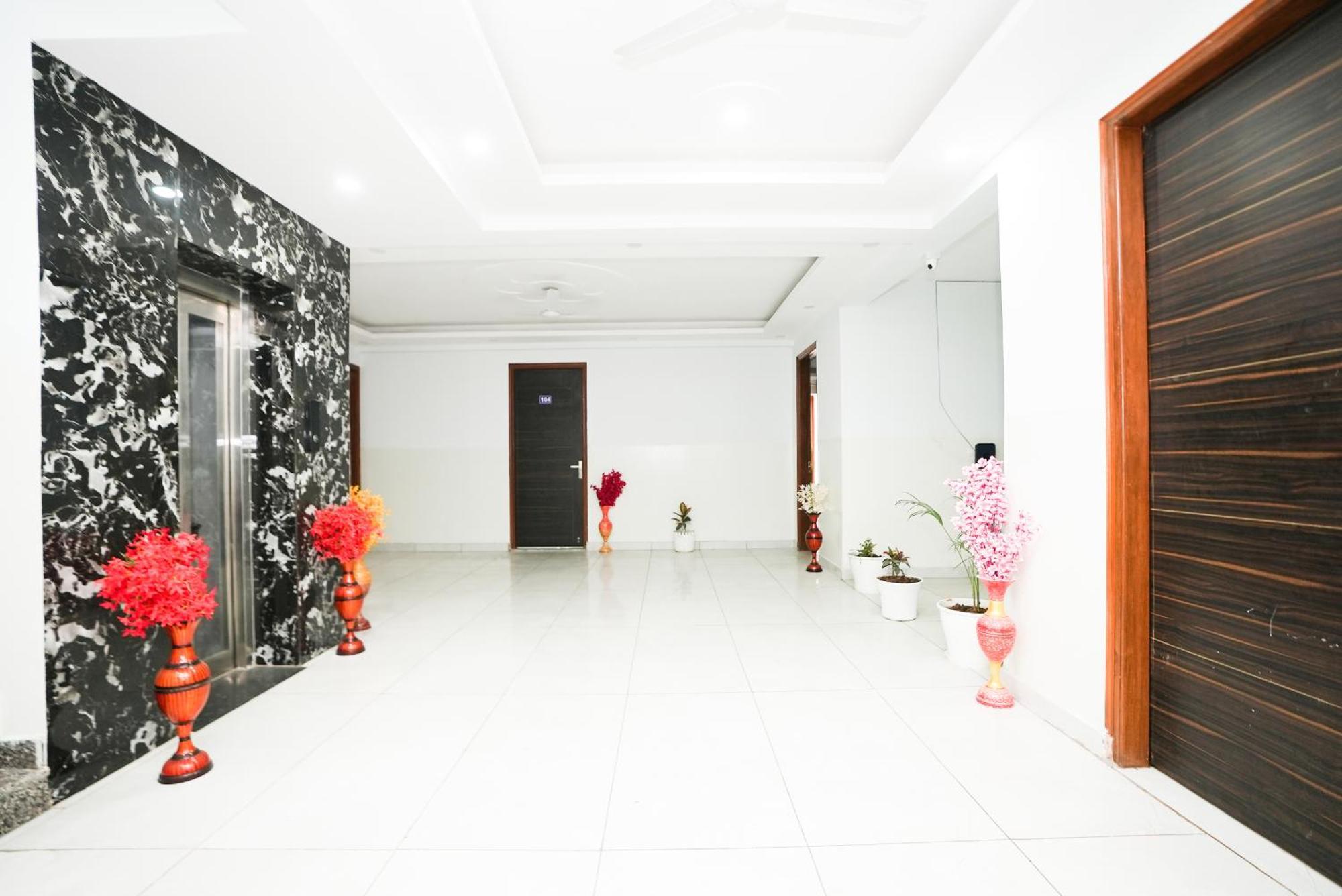 Отель Tanvi Premium Residency Near Artemis Hospital, Gurugram Гургаон Экстерьер фото