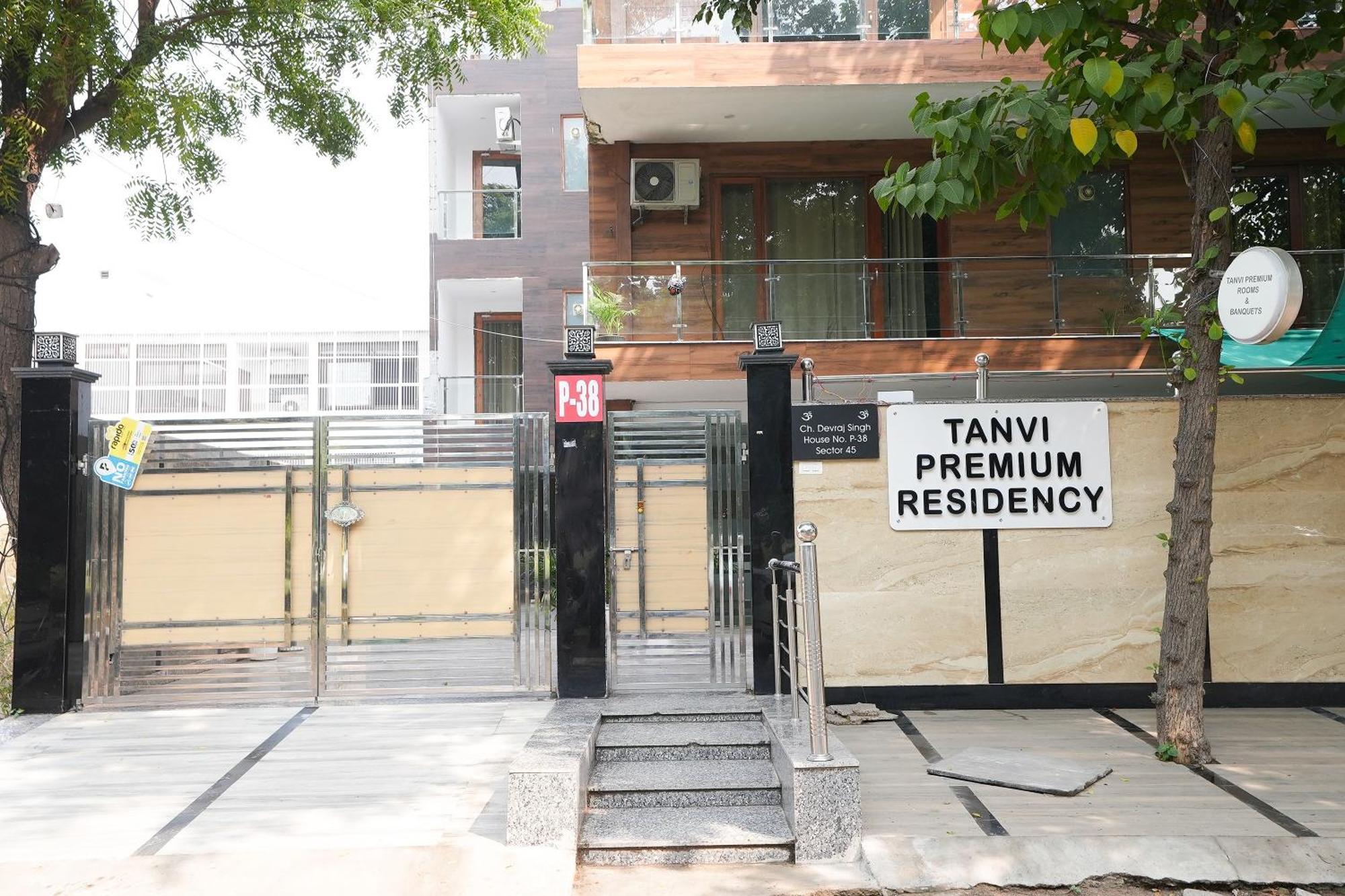 Отель Tanvi Premium Residency Near Artemis Hospital, Gurugram Гургаон Экстерьер фото