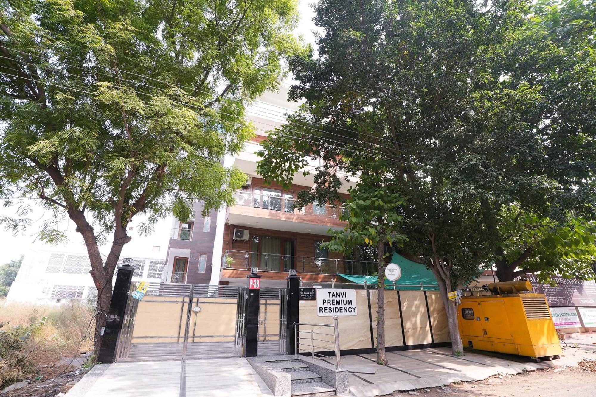 Отель Tanvi Premium Residency Near Artemis Hospital, Gurugram Гургаон Экстерьер фото