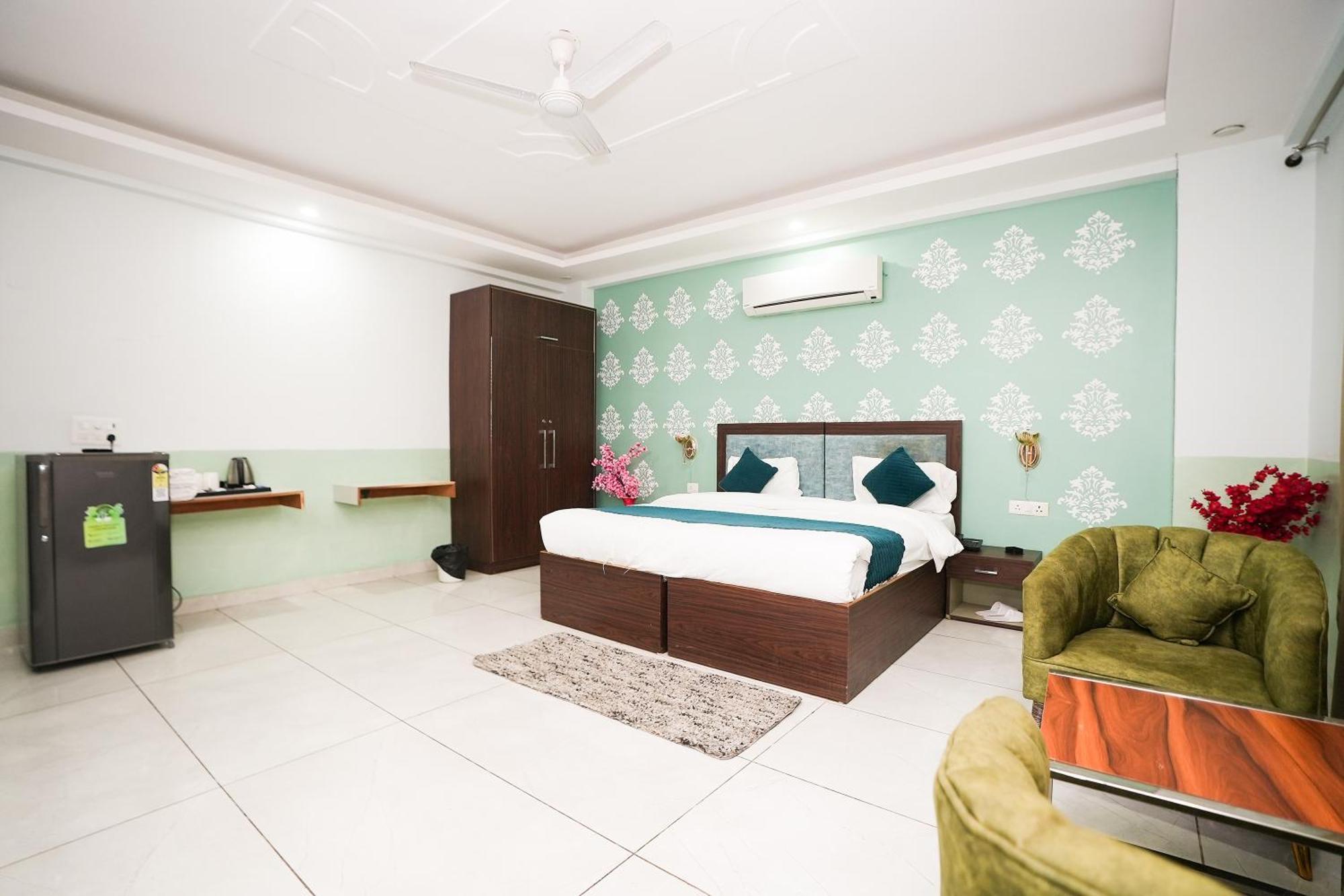 Отель Tanvi Premium Residency Near Artemis Hospital, Gurugram Гургаон Экстерьер фото